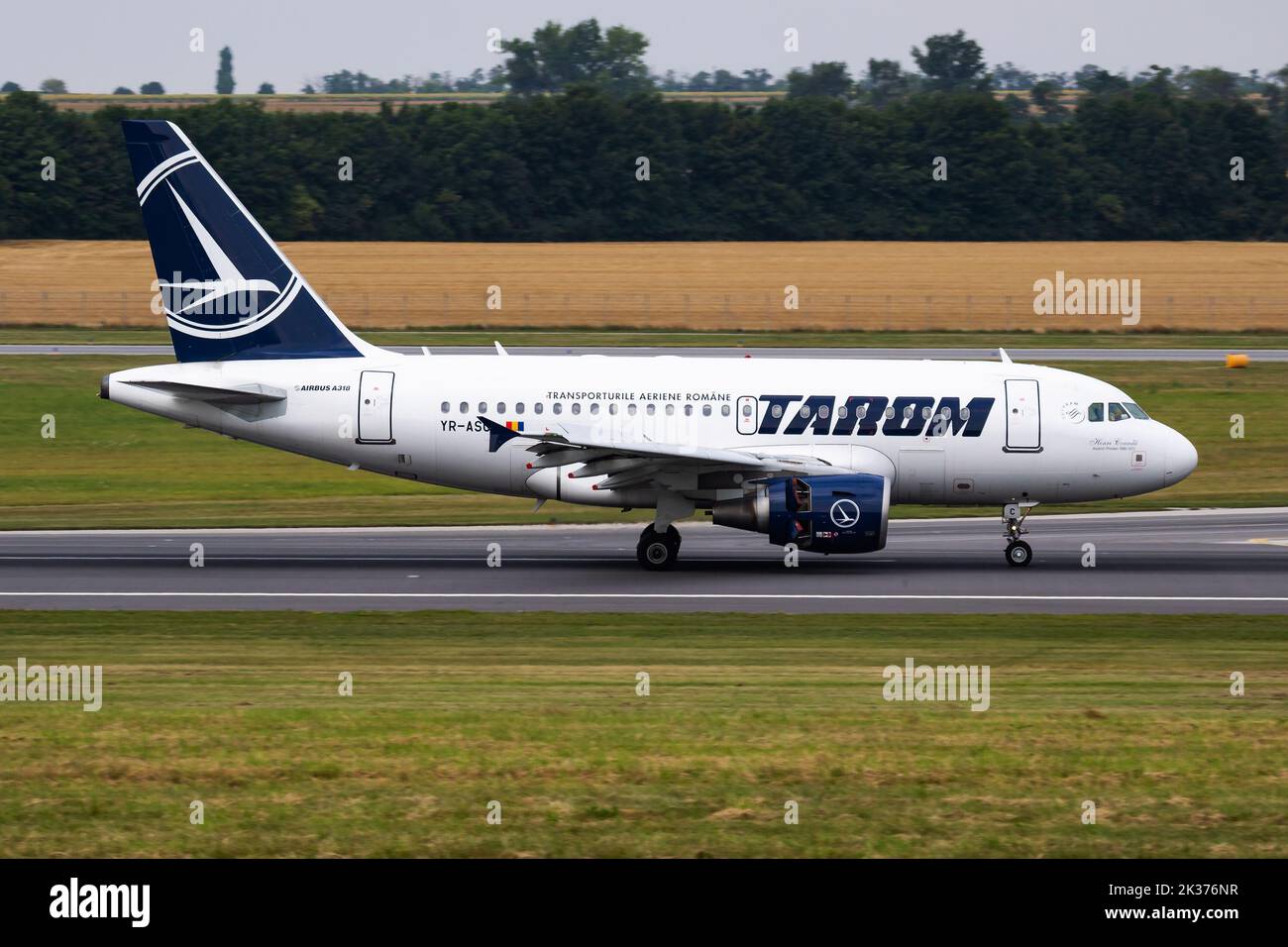 Wien, Österreich - 22. Juli 2016: TAROM-Passagierflugzeug am Flughafen. Flugreisen planen. Luftfahrt und Flugzeuge. Luftverkehr. Weltweit international Stockfoto