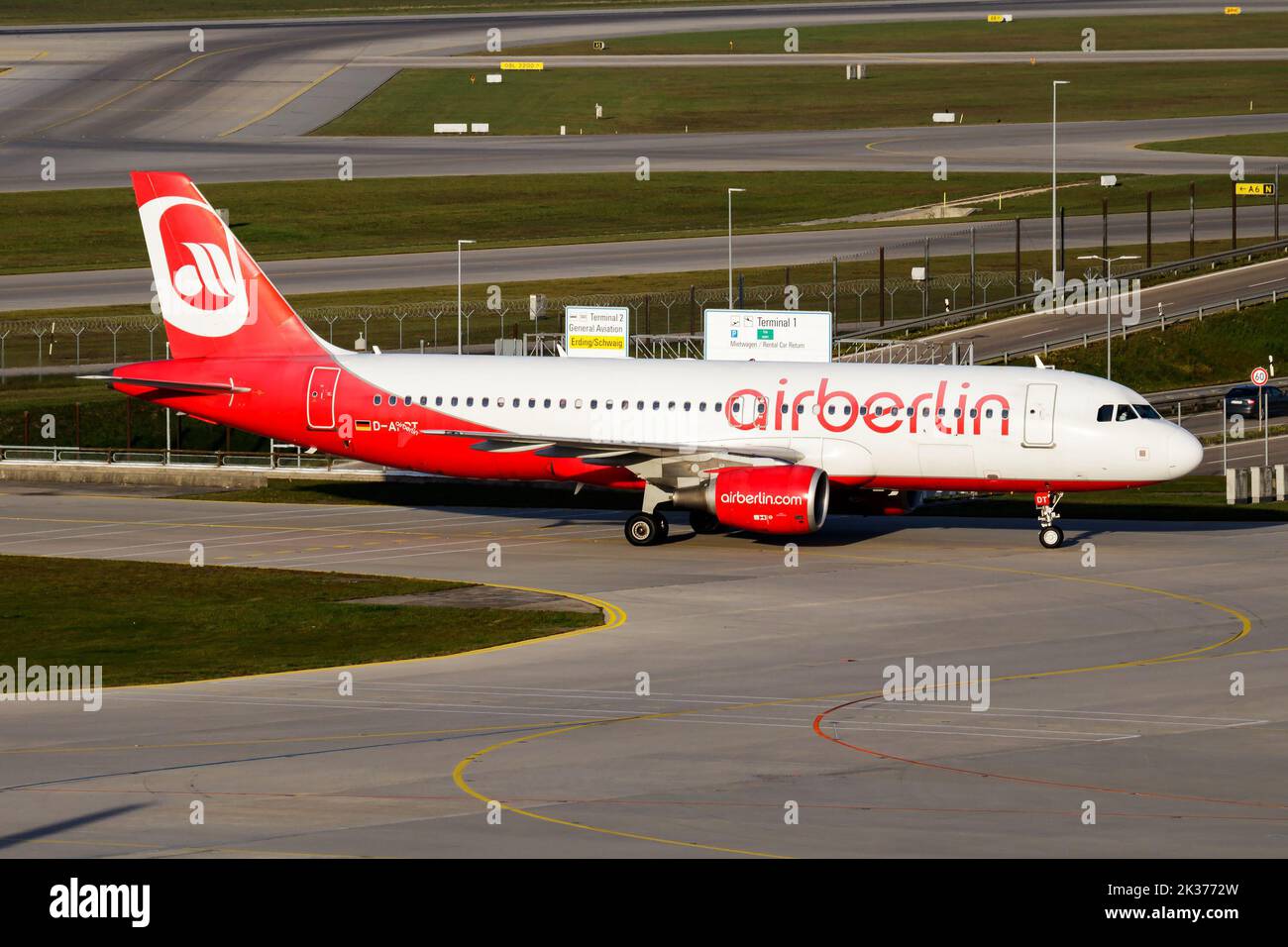 München, 17. Oktober 2017: Air Berlin Passagierflugzeug am Flughafen. Flugreisen planen. Luftfahrt und Flugzeuge. Luftverkehr. Internationaler Praktikant Stockfoto