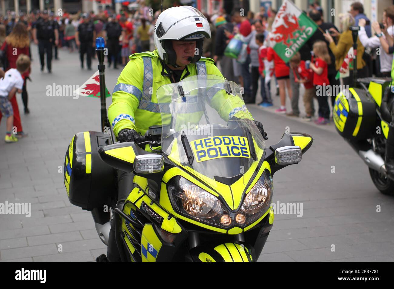 Motorrad-Ausrufer der South Wales Police in der Queen Street, Cardiff. Stockfoto