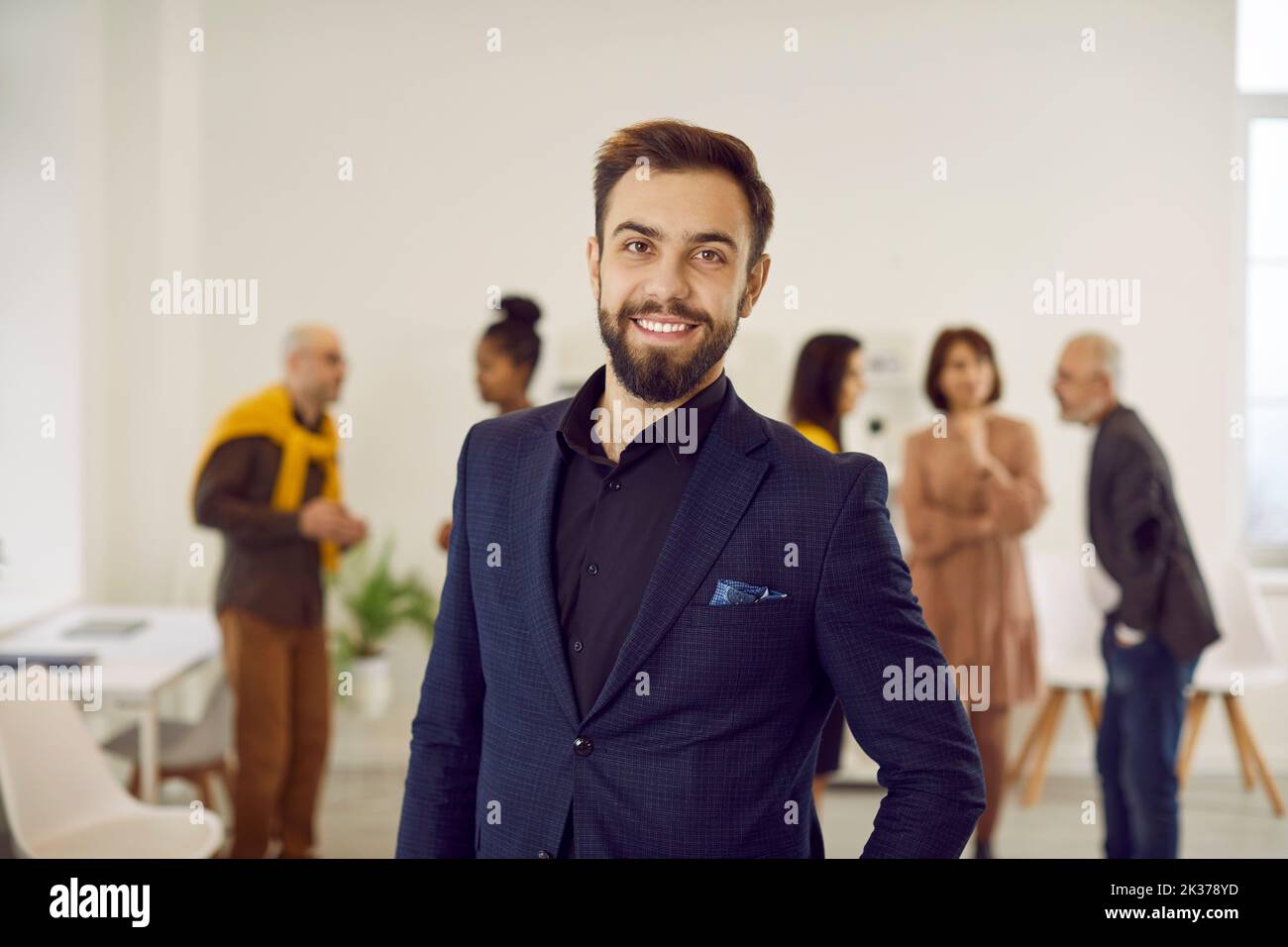 Porträt eines lächelnden erfolgreichen jungen Geschäftsmannes im Büro Stockfoto