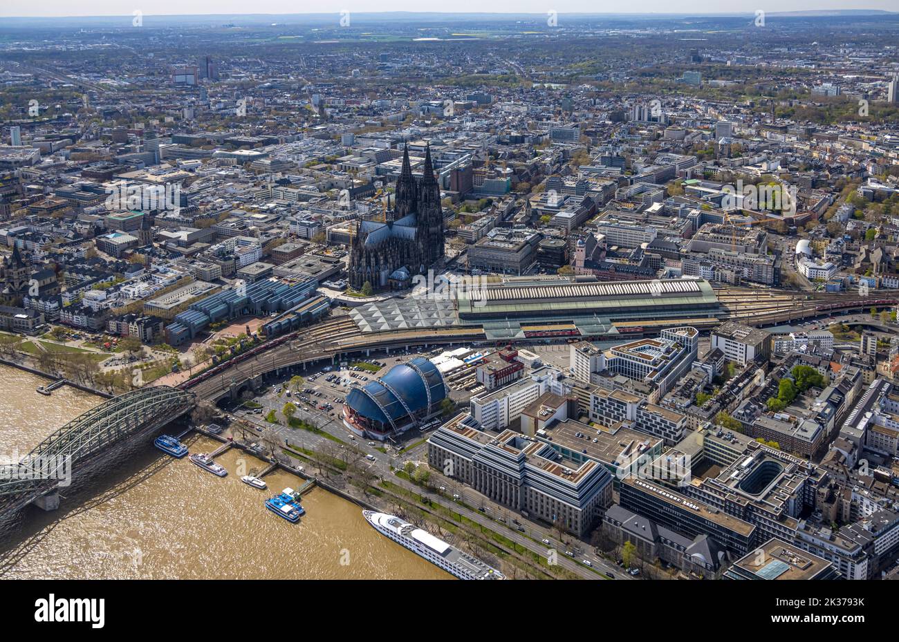 Luftaufnahme, Kölner Dom und Kölner Hauptbahnhof, Musical Dome, Altstadt, Köln, Rheinland, Nordrhein-Westfalen, Deutschland, Kultstätte, Stockfoto