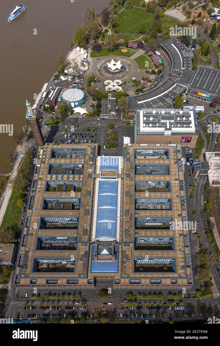 Luftaufnahme, RTL-Studio, RTL-Zentrale, RTL-Administration, Messegelände Kölnmesse mit Tanzbrunnen und Rheinhallen, Deutz, Köln, Rheinland, Nort Stockfoto