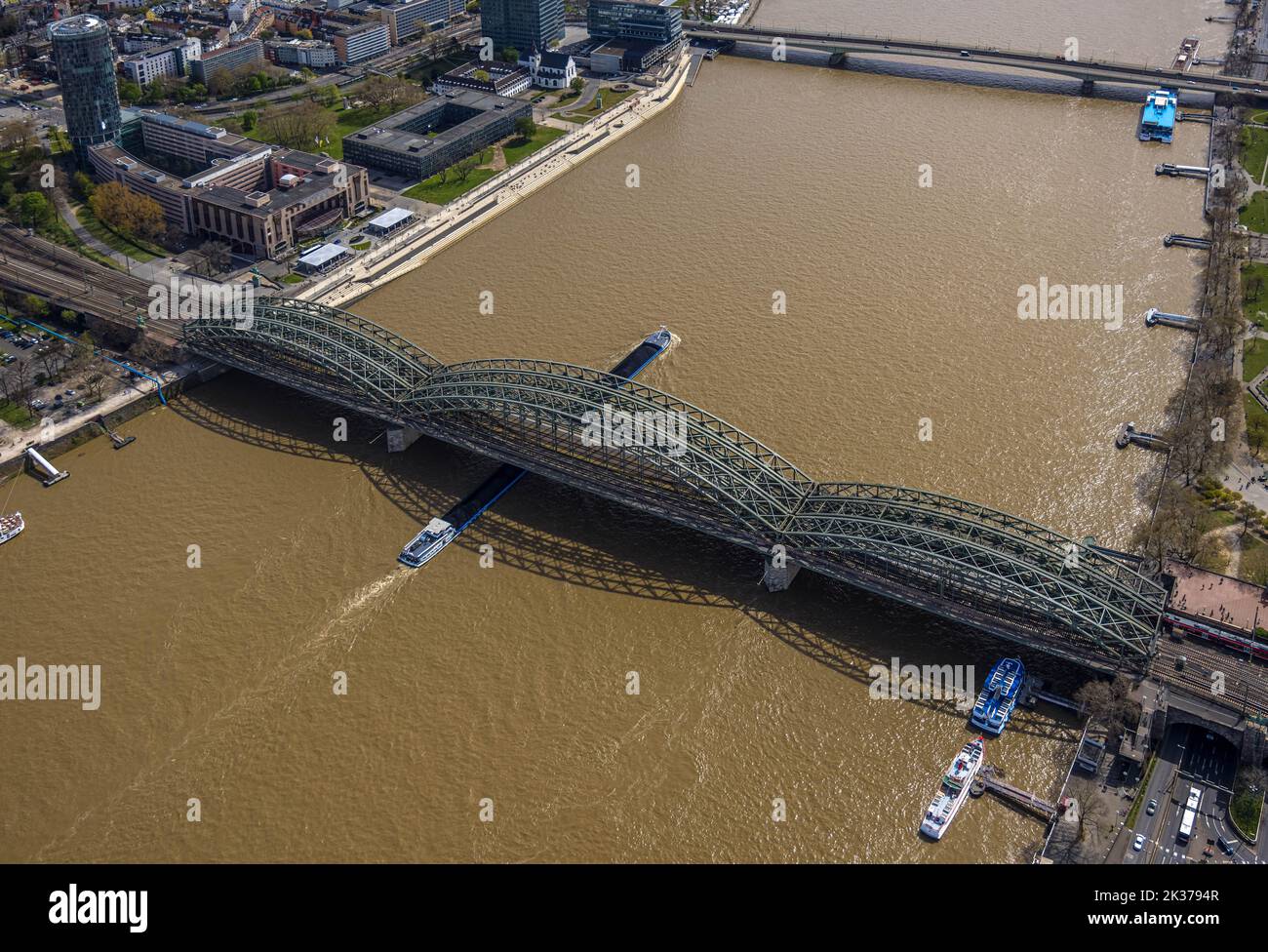 Luftaufnahme, Hohenzollernbrücke und Deutzerbrücke, Rhein, Deutz, Köln, Rheinland, Nordrhein-Westfalen, Deutschland, Binnenschifffahrt, Bridg Stockfoto