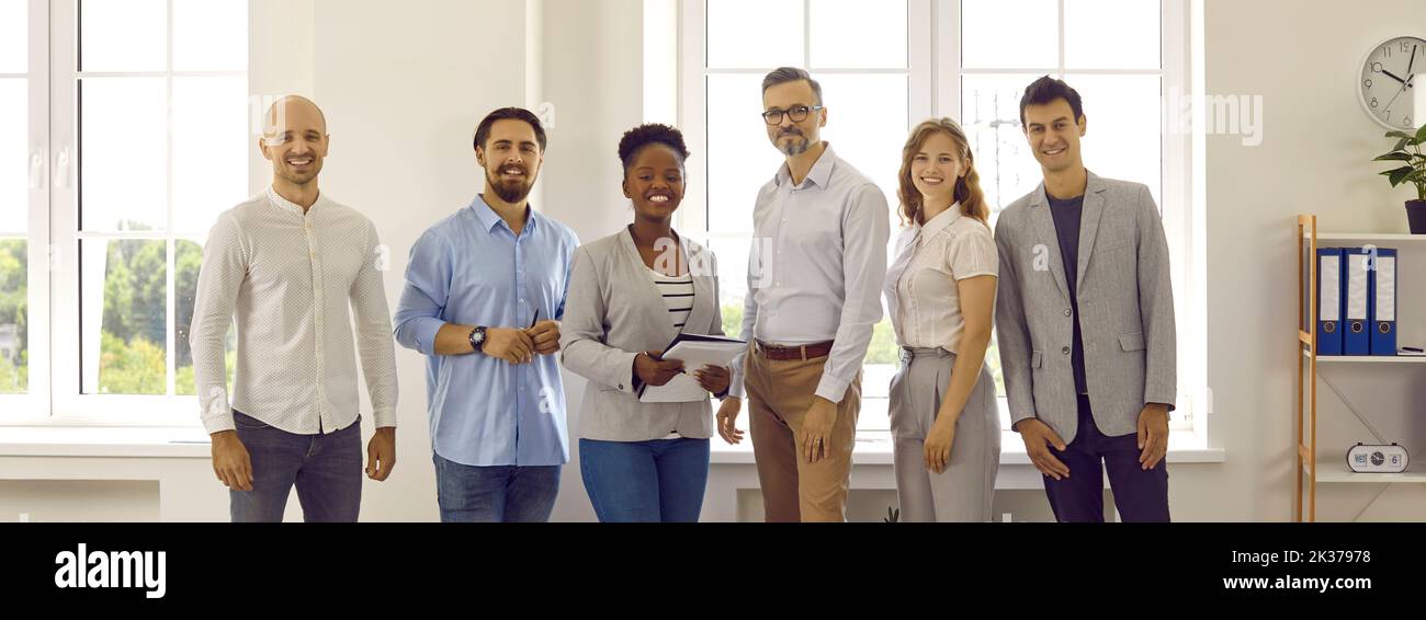 Porträt von glücklichen internationalen Geschäftsleuten in legerer Kleidung im Büro beim Blick auf die Kamera. Stockfoto