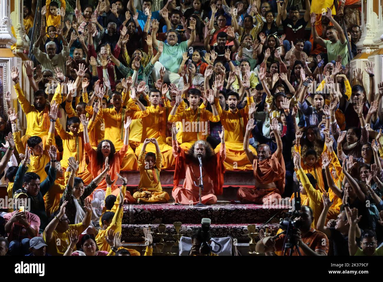 Rishikesh, Uttarakhand, Indien. 23. September 2022. Pujya Swami Chidanand Charaswati nannte auch Pujya Swamiji oder Pujya Muniji von Schülern, der Präsident und spirituelle Leiter des Parmarth Niketan Ashram zusammen mit eifrigen Anhängern führen tägliche Rituale des Opferens von Gebeten zum Ganges-Fluss durch. Parmarth Niketan gegründet 1942 von Pujya Swami Sukhdevanandji Maharaj ist der größte Ashram in Rishikesh, mit über 1000 Zimmern, die eine saubere, reine und heilige Atmosphäre mit reichlich, schönen Gärten für Tausende von Pilgern bieten, die aus allen Teilen der Erde kommen. Die täglichen Aktivitäten im Parmarth Niketan inklusive Stockfoto