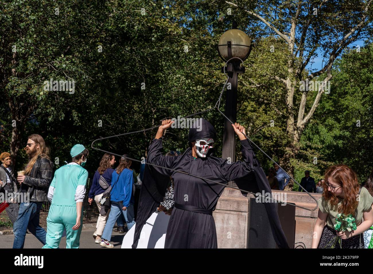 Während einer von Rise Up 4 Abtreibung Rights in New York City organisierten Kundgebung am Columbus Circle vor dem Trump International Hotel hält ein für Abtreibungsbefürworter gekleidtes Kleid während des Todes einen Stoffaufhänger in der Kleidung. (Foto von Ron Adar / SOPA Images/Sipa USA) Stockfoto