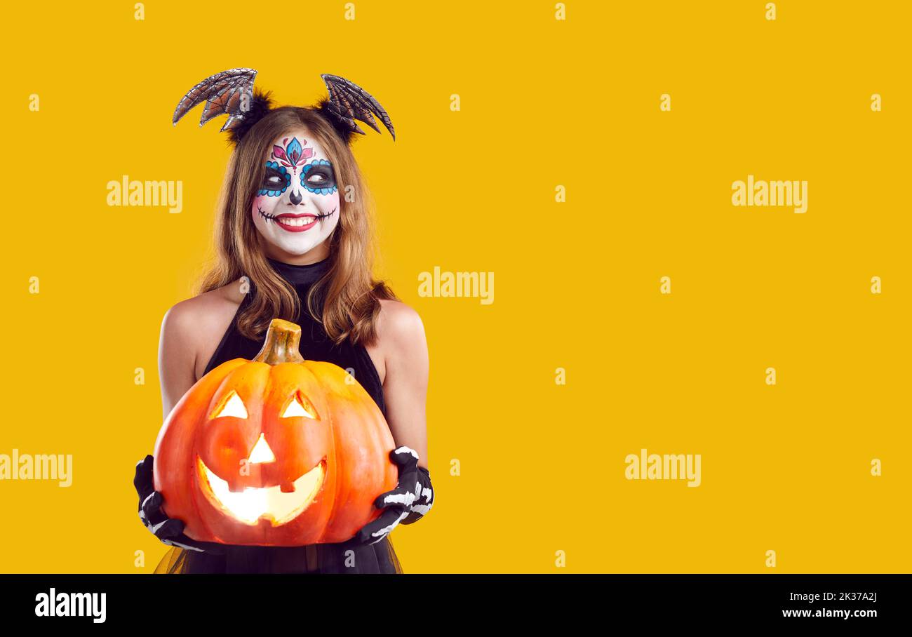 Glückliches Kind im Halloween Kostüm stehend isoliert auf gelbem Kopierraum Hintergrund Stockfoto