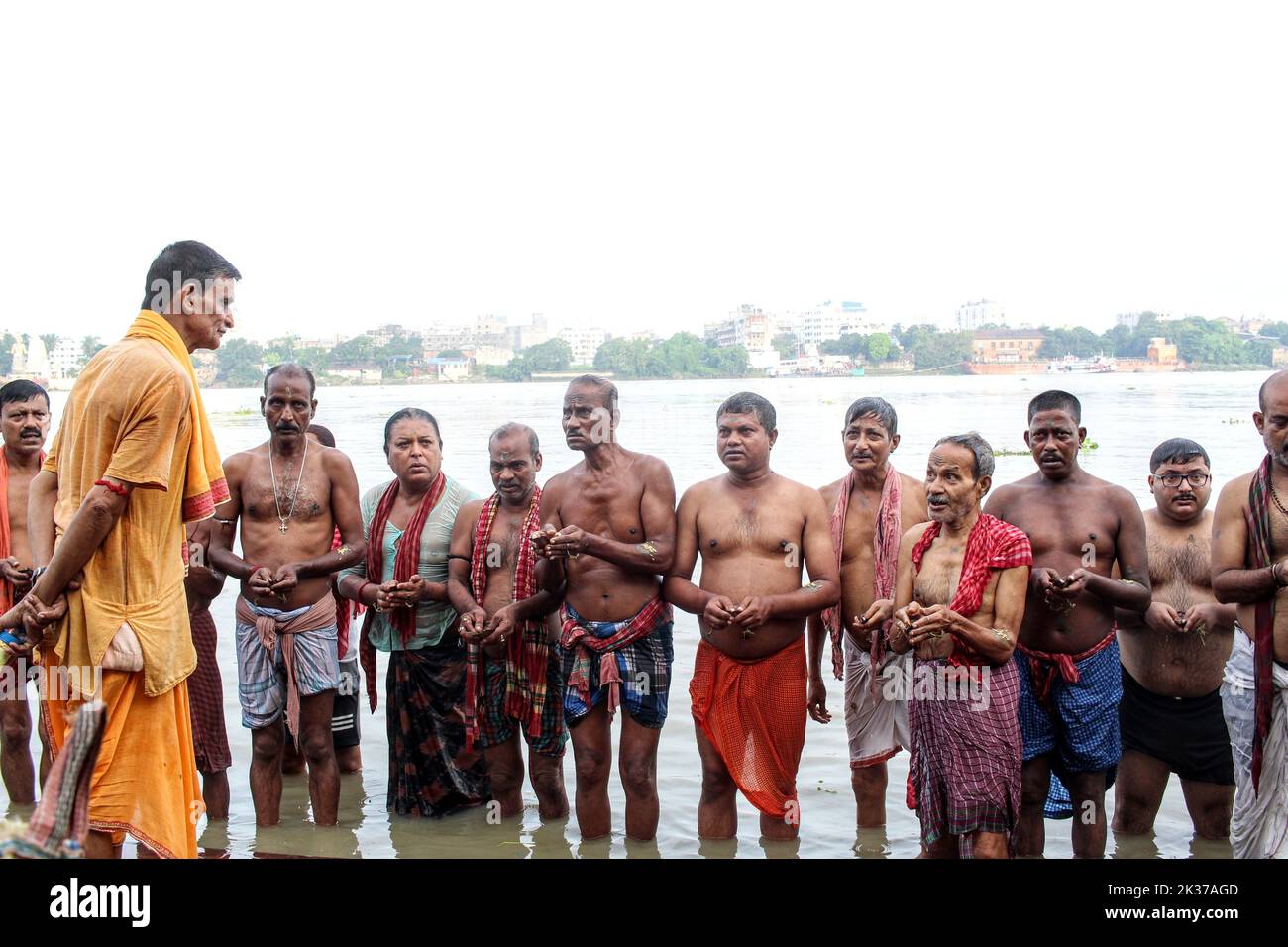 Die Einwohner von Kalkutta führen Tarpana am Fluss Ganga auf. Tarpana ist ein Begriff in der vedischen Praxis, der sich auf eine Opfergabe an göttliche Wesen bezieht. Es bezieht sich auf den Akt des Opferens sowie auf die im Opfer verwendete Substanz. Tilatarpana ist eine spezielle Form von tarpana, bei der die Pitri (verstorbene Vorfahren) mit Wasser und Sesamsamen während des Pitru Paksha oder als Todesritus versorgt wird. Tarpana ist eine Form von arghya (eine Opfergabe). Es wird allen Devas sowie den Navagrahas angeboten, wenn Mulamantra als Japa rezitiert wird. (Foto von Snehasish Bodhak/Pacific Press) Stockfoto