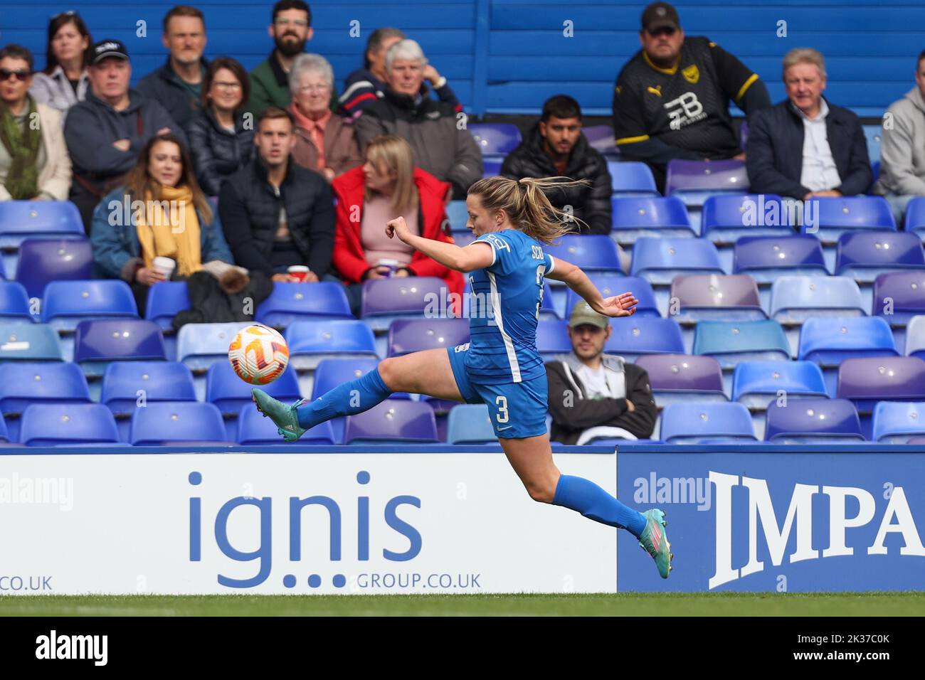 Harriet Scott #3 von Birmingham City kontrolliert den Ball während des Fa Women Super League Spiels Birmingham City Women gegen Coventry United Women in St Andrews, Birmingham, Großbritannien, 25.. September 2022 (Foto von Simon Bissett/News Images) in Birmingham, Großbritannien am 9/25/2022. (Foto von Simon Bissett/News Images/Sipa USA) Stockfoto