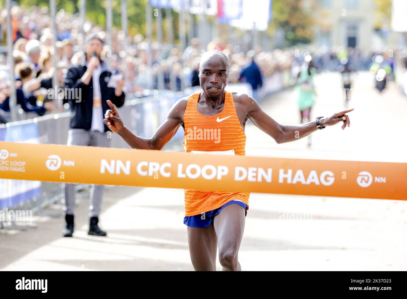 2022-09-25 15:30:43 DEN HAAG - Andrew Rotich Kwemoi hat bereits die Ziellinie auf dem ersten Platz während der Ausgabe 46. der CPC Loop überquert. ANP ROBIN VAN LONKHUIJSEN niederlande Out - belgien Out Stockfoto