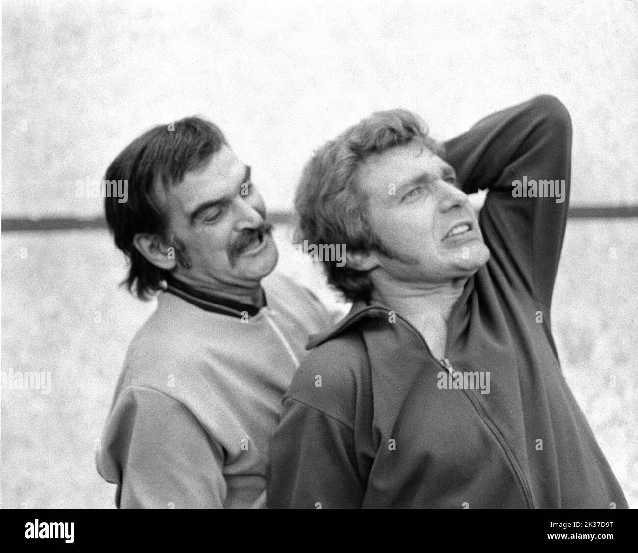 STANLEY BAKER und DERREN NESBITT in UNSCHULDIGEN ZUSCHAUERN 1972 Regisseur PETER COLLINSON Roman / Drehbuch James Mitchell Musik Johnny Keating Produzent George H. Baker Sagittarius Productions / Scotia - Barber Stockfoto