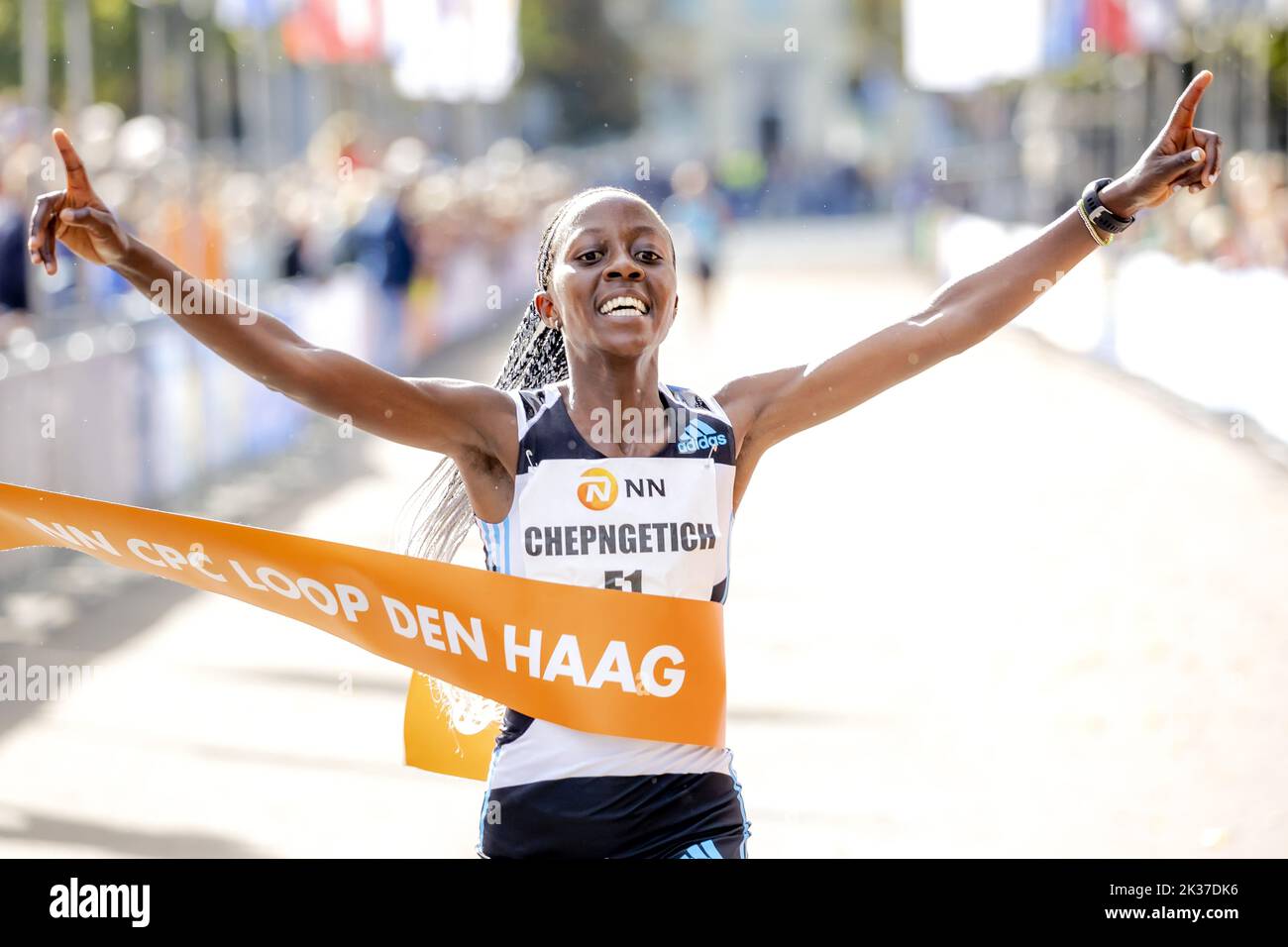 DEN HAAG - Ludwina Chepngetich ist bereits die erste Frau, die bei der Ausgabe des CPC Loop 46. die Ziellinie überquert hat. ANP ROBIN VAN LONKHUIJSEN Stockfoto