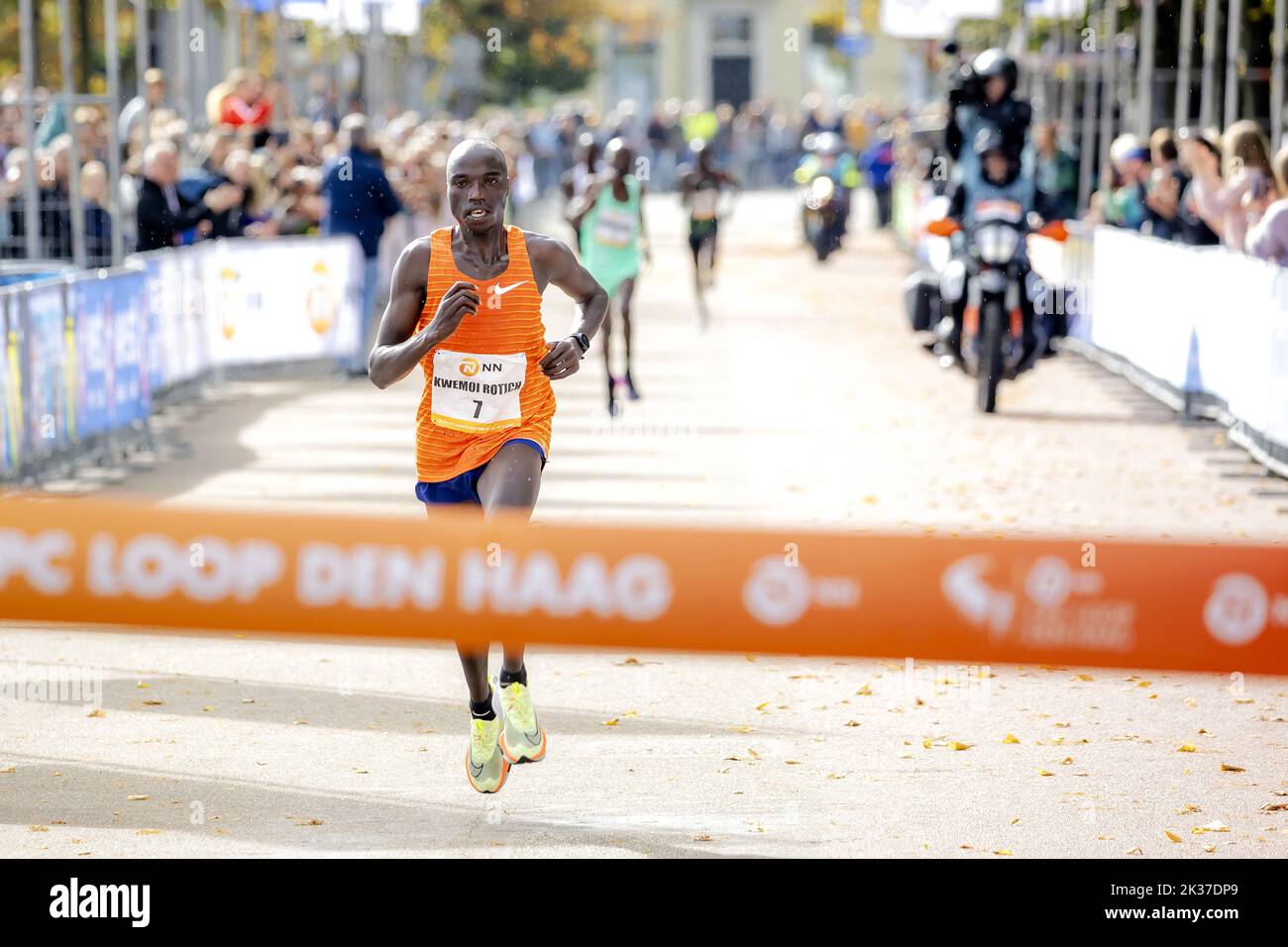 2022-09-25 15:30:41 DEN HAAG - Andrew Rotich Kwemoi hat bereits die Ziellinie auf dem ersten Platz während der Ausgabe 46. der CPC Loop überquert. ANP ROBIN VAN LONKHUIJSEN niederlande Out - belgien Out Stockfoto