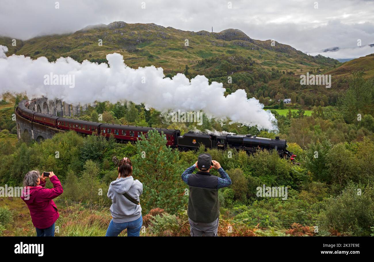Touristenfoto der Jacobite Steam Train, Glenifinnan Viaduct, Lochaber, Scottish Highlands, Schottland, VEREINIGTES KÖNIGREICH Stockfoto