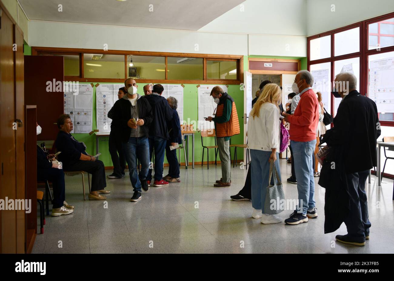 Rom, Italien. 25. September 2022. Die Bürger bereiten sich darauf vor, ihre Stimmzettel in einem Wahllokal in Rom, Italien, am 25. September 2022 abzustimmen. Am frühen Sonntag wurden Umfragen zur Erneuerung des parlaments in Italien eröffnet, und zwar in Form von vorgezogenen Wahlen, die als entscheidend für das Land angesehen werden. Quelle: Jin Mamengni/Xinhua/Alamy Live News Stockfoto