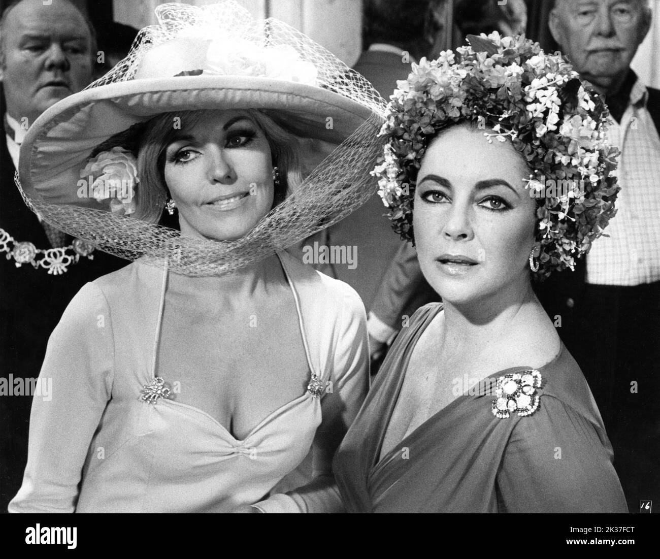 KIM NOVAK und ELIZABETH TAYLOR im SPIEGEL CRACK'D 1980 Regisseur KERL HAMILTON Roman Agatha Christie Kostümdesign Phyllis Dalton Produzenten John Brabourne und Richard Goodwin G.W. Filme/EMI-Filme Stockfoto