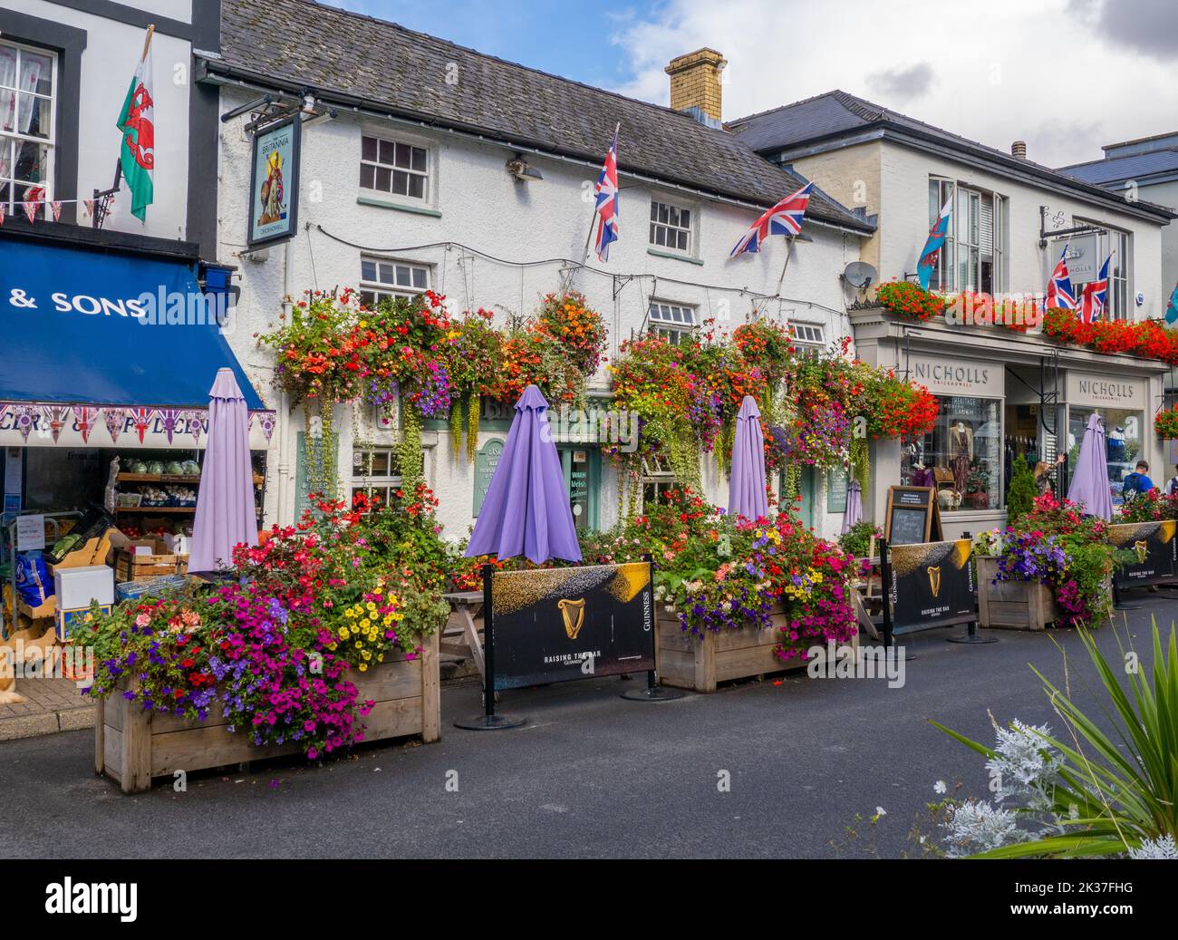 Britannia Pub mit Blumendekor und High Street in Crickhowell im Brecon Beacons South Wales, Großbritannien Stockfoto