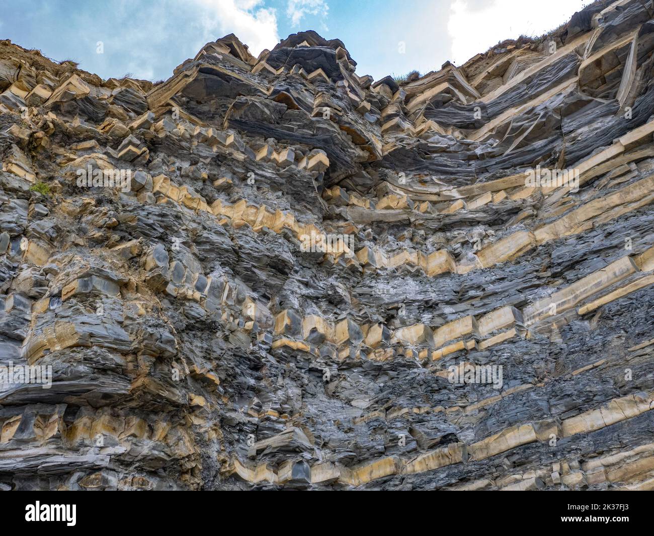 Wechselnde Schichten von Jurassic lias Kalkstein und Schiefer in Klippen in der Nähe von Quantock's Head an der Küste von Somerset in Großbritannien Stockfoto