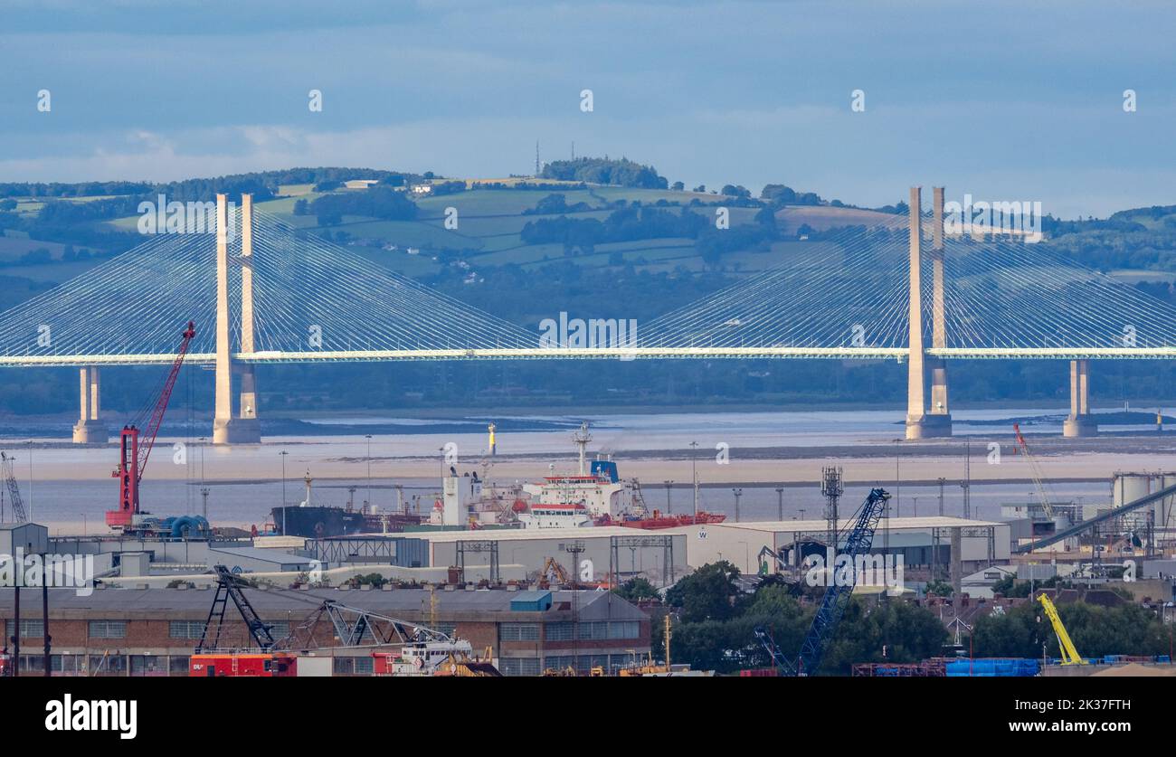 Stütztürme der Prince of Wales Bridge über die Severn-Mündung mit Avonmouth im Vordergrund und den Hügeln des Forest of Dean dahinter Stockfoto