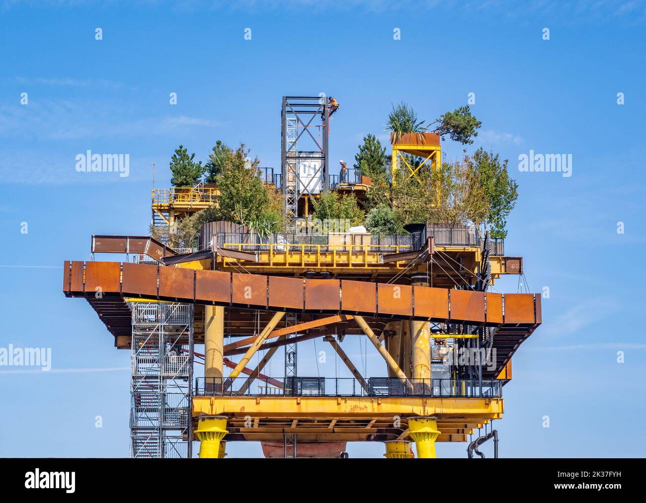 Arbeiter, die die Attraktion „See Monster“ auf einer im Tropicana-Gelände in Weston super Mare Somerset UK installierten Gasanlage in den letzten Schliff bringen Stockfoto
