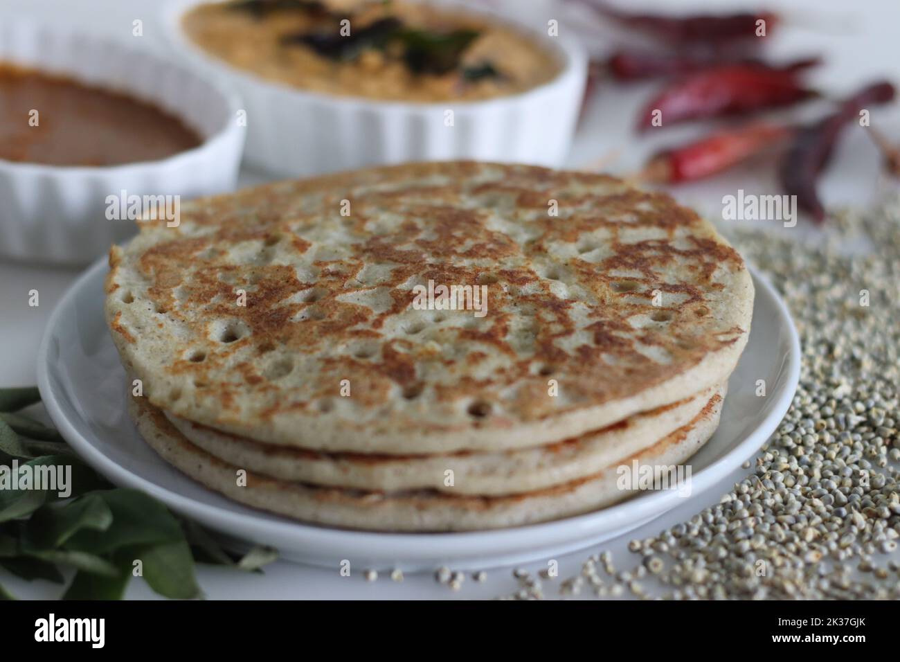 Weiches Bajra Dosa. Weiche und schwammige Pfannkuchen aus fermentiertem Teig aus Perlhirse und Linsen. Serviert mit würzigem Kokosnussgewürz und Linsen vegetab Stockfoto