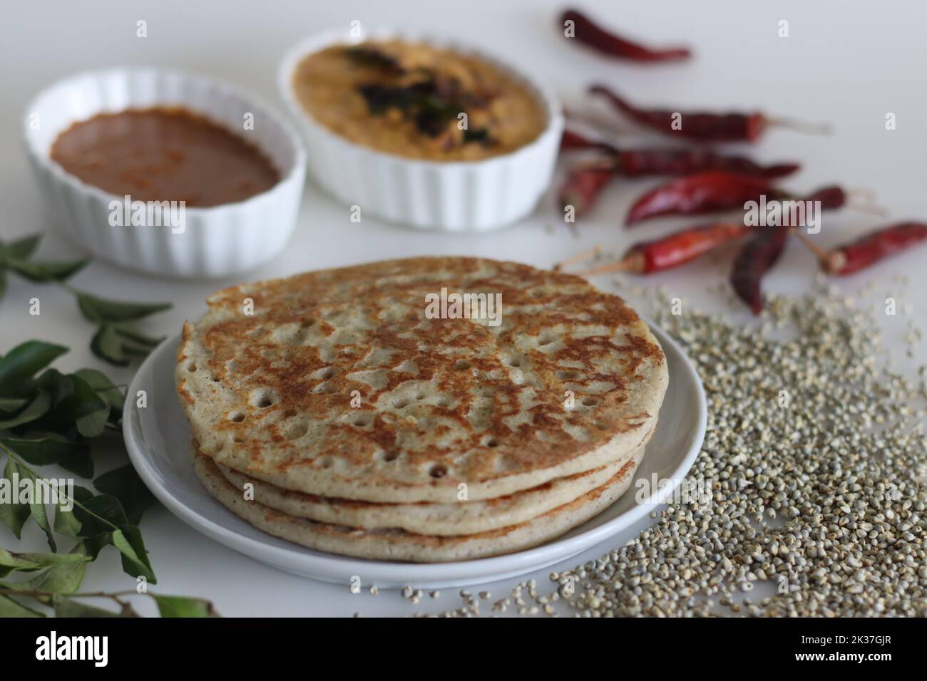 Weiches Bajra Dosa. Weiche und schwammige Pfannkuchen aus fermentiertem Teig aus Perlhirse und Linsen. Serviert mit würzigem Kokosnussgewürz und Linsen vegetab Stockfoto