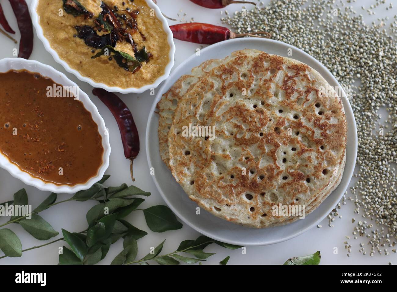 Weiches Bajra Dosa. Weiche und schwammige Pfannkuchen aus fermentiertem Teig aus Perlhirse und Linsen. Serviert mit würzigem Kokosnussgewürz und Linsen vegetab Stockfoto