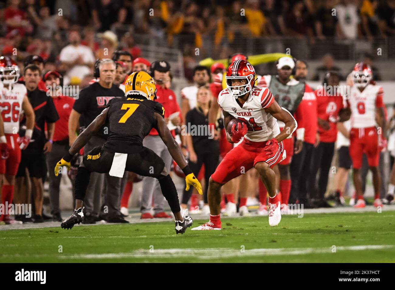 Der Utah Utes-Breitempfänger Solomon Enis (21) spielt im ersten Viertel eines NCAA-College-Fußballspiels gegen die Arizona Sta den Ball zum ersten Mal Stockfoto