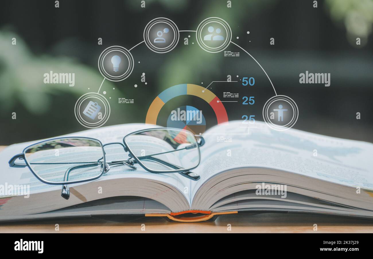 Eine einfache Zusammenstellung von vielen Büchern, Stapel oder Stapel von Büchern auf Holztisch, einer von ihnen öffnen und Gläser mit Ikonen sparen CO2 und Energiequellen für RE Stockfoto