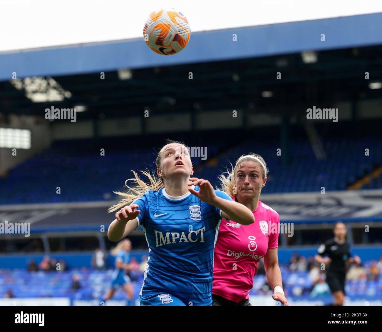 Harriet Scott #3 von Birmingham City =htb= während sie unter dem Druck von Megan Alexander #3 von Coventry United während des Fa Women's Super League Spiels Birmingham City Women gegen Coventry United Women in St Andrews, Birmingham, Großbritannien, 25.. September 2022 (Foto von Simon Bissett/News Images) in Birmingham, Vereinigtes Königreich am 9/25/2022. (Foto von Simon Bissett/News Images/Sipa USA) Stockfoto