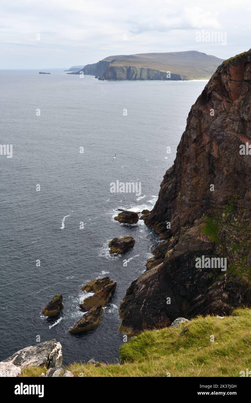 Blick nach Osten von Cape Wrath entlang der zerklüfteten Küste an der Kreuzung von Nordsee und Atlantik in Schottland Stockfoto