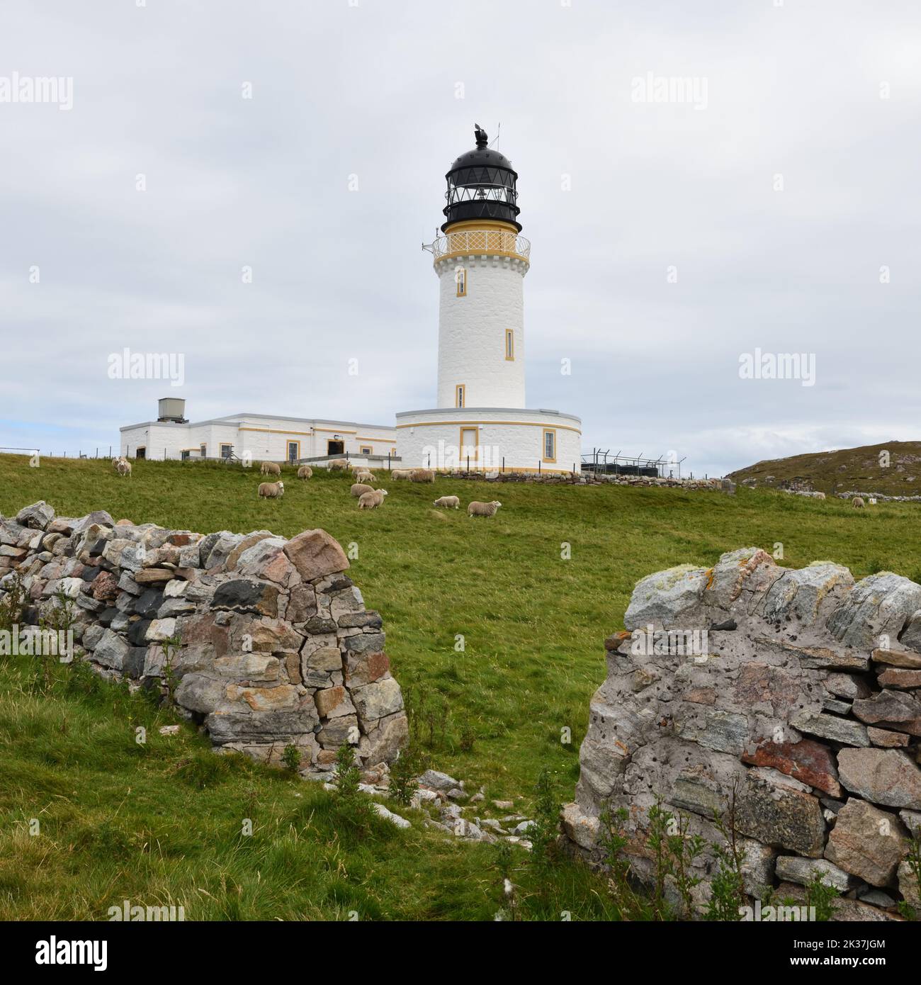 Der unbemannte Leuchtturm an der nordwestlichen Spitze Schottlands bei Cape Wrath, Sutherland, Großbritannien Stockfoto