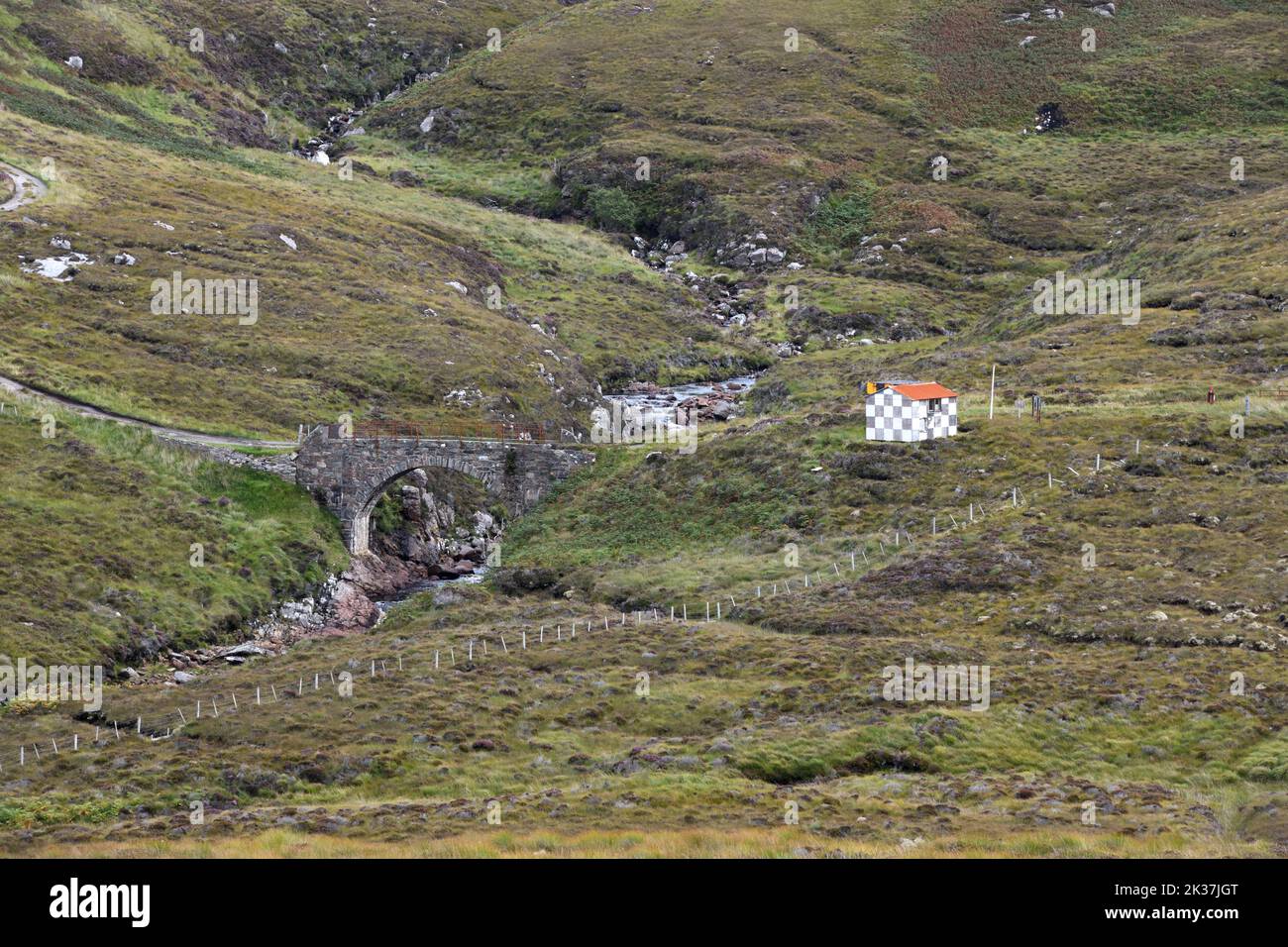 Militärische Schießstand an der nordwestlichen Spitze von Schottland. Eine militärische Beobachtungshütte liegt neben einer Brücke über den Kearvaig-Fluss. Stockfoto