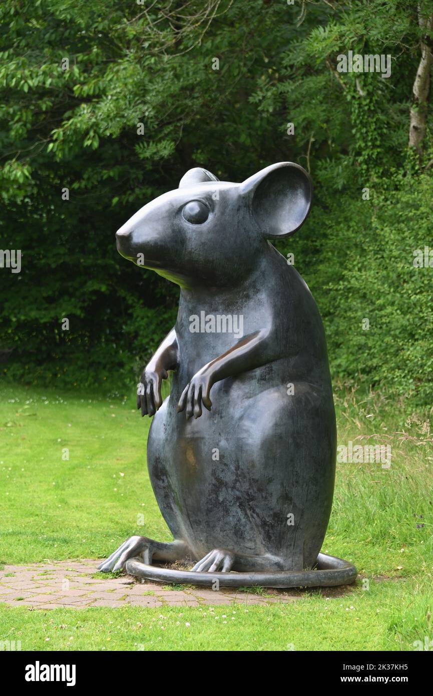 'Mouse', Metallskuptur von Kenny Hunter. Poets Path, Robert Burns Birthplace Museum, Alloway, Ayrshire, Schottland, Vereinigtes Königreich, Europa. Stockfoto