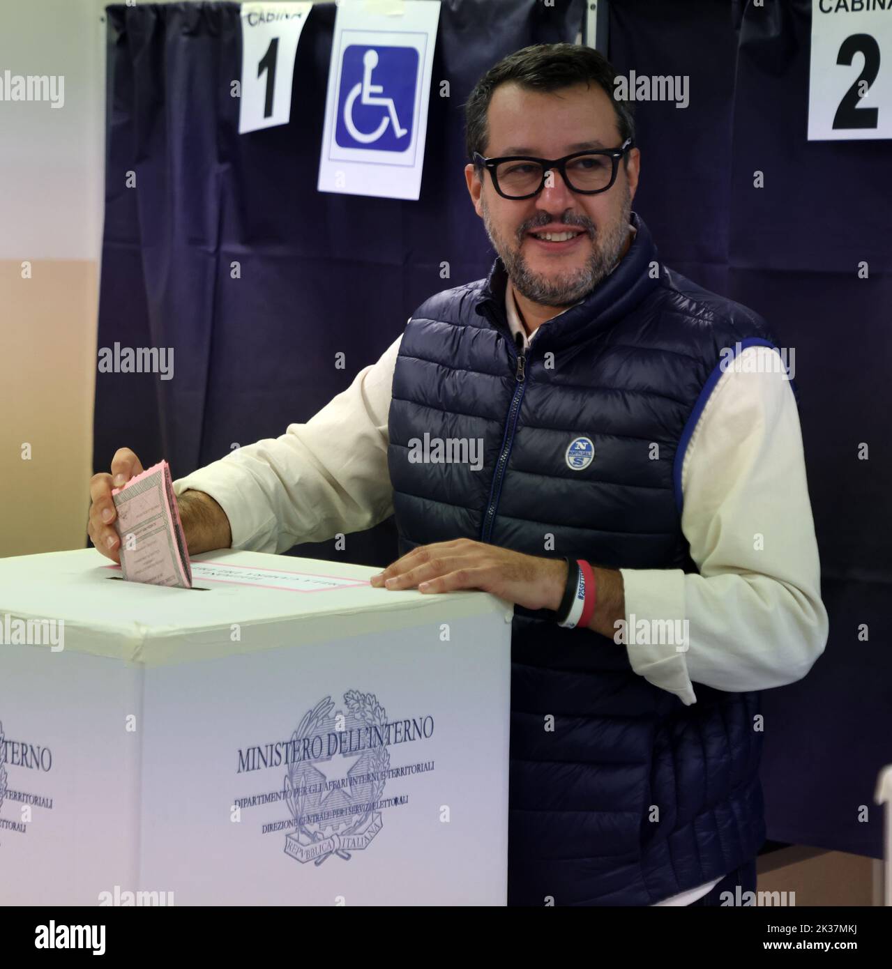 Mailand. 25. September 2022. Der Führer der Ligapartei, Matteo Salvini, gibt am 25. September 2022 in einem Wahllokal in Mailand, Italien, seine Stimme ab. Am frühen Sonntag wurden Umfragen zur Erneuerung des parlaments in Italien eröffnet, und zwar in Form von vorgezogenen Wahlen, die als entscheidend für das Land angesehen werden. Quelle: Xinhua/Alamy Live News Stockfoto