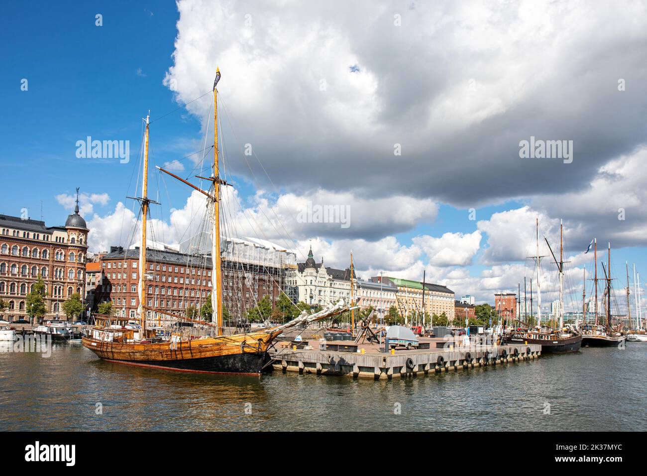 Galeas m/aux AstriD liegt am Halkolaituri-Dock im Stadtteil Kruununhaka in Helsinki, Finnland Stockfoto