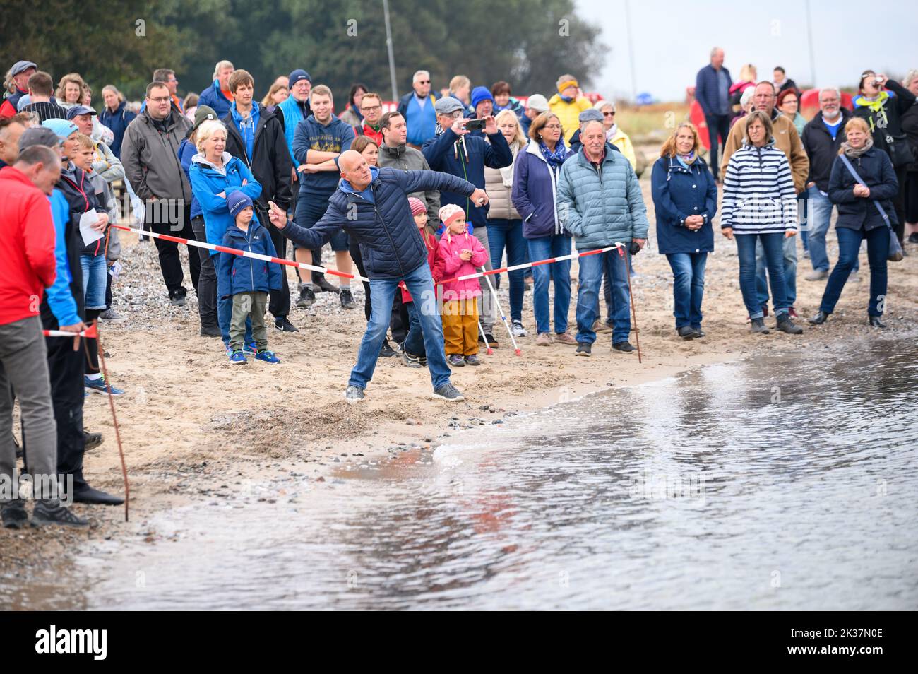 Brodersby, Deutschland. 25. September 2022. Ein Teilnehmer wirft in der Vorrunde der Disziplin 'Meister der tausend Sprünge'. Am Ostseestrand von Schönhagen bei Kappeln fand die Ditsch-Weltmeisterschaft 5. in zwei Disziplinen statt. Quelle: Jonas Walzberg/dpa/Alamy Live News Stockfoto