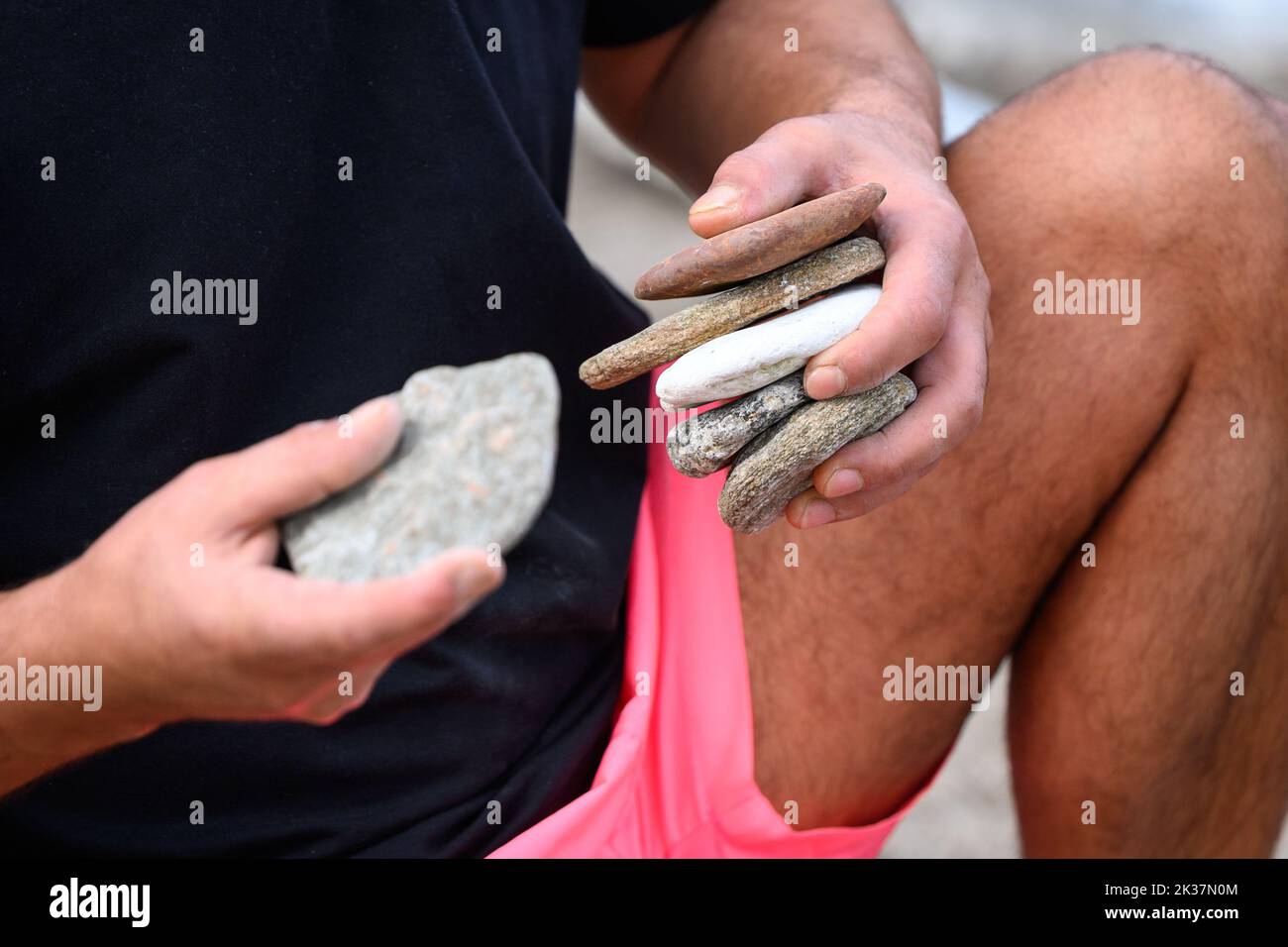 Brodersby, Deutschland. 25. September 2022. Ein Teilnehmer hält mehrere Steine bereit in der Hand. Die Ditsch-Weltmeisterschaft 5. fand in zwei Disziplinen am Ostseestrand von Schönhagen bei Kappeln statt. Quelle: Jonas Walzberg/dpa/Alamy Live News Stockfoto