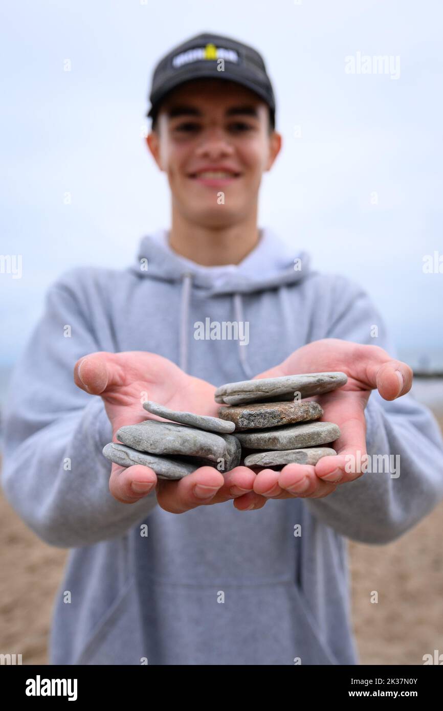 Brodersby, Deutschland. 25. September 2022. Linus Westphal zeigt seine eigens für den Wettbewerb gesammelten Steine. Die Ditsch-Weltmeisterschaft 5. fand in zwei Disziplinen am Ostseestrand von Schönhagen bei Kappeln statt. Quelle: Jonas Walzberg/dpa/Alamy Live News Stockfoto