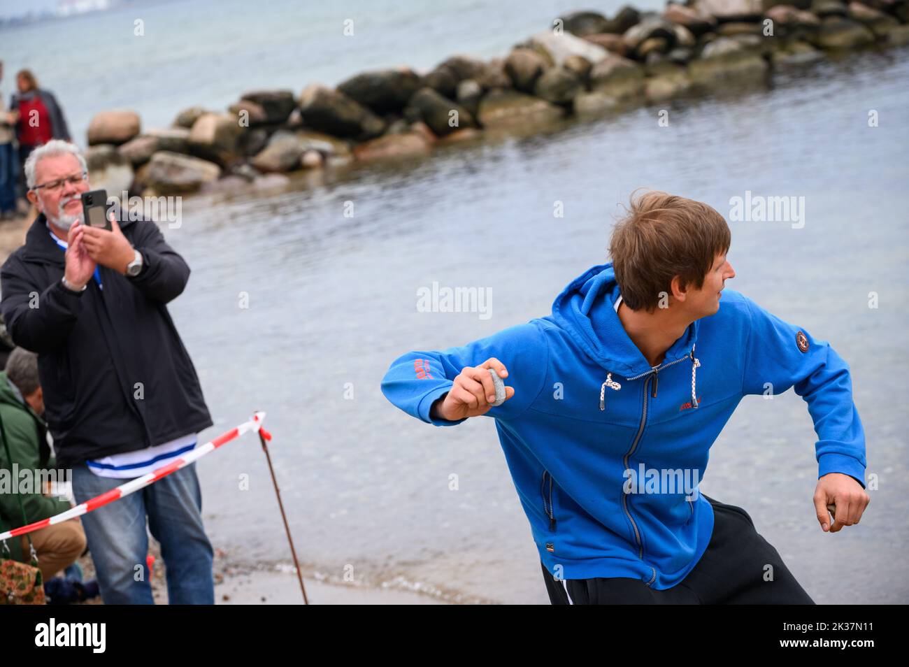 Brodersby, Deutschland. 25. September 2022. Ein Teilnehmer kurz vor einem Wurf. Am Ostseestrand von Schönhagen bei Kappeln fand die Ditsch-Weltmeisterschaft 5. in zwei Disziplinen statt. Quelle: Jonas Walzberg/dpa/Alamy Live News Stockfoto