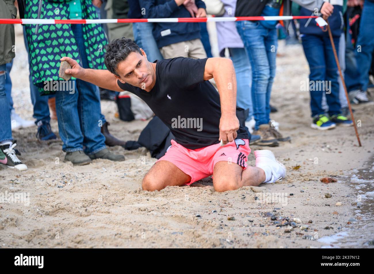 Brodersby, Deutschland. 25. September 2022. Teilnehmer Muedin Shehi (47) aus Schleswig während der Vorrunde der Disziplin 'Meister der tausend Sprünge'. Am Ostseestrand von Schönhagen bei Kappeln fand die Ditsch-Weltmeisterschaft 5. in zwei Disziplinen statt. Quelle: Jonas Walzberg/dpa/Alamy Live News Stockfoto