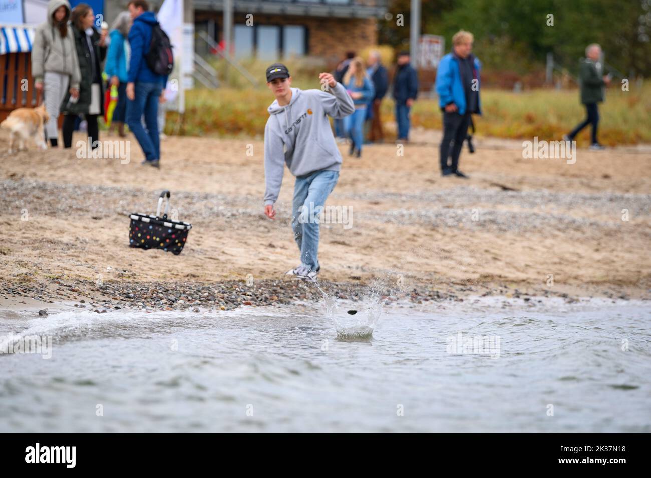 Brodersby, Deutschland. 25. September 2022. Linus Westphal übt Graben in der Nähe der Wettkampfzone. Am Ostseestrand von Schönhagen bei Kappeln fand die Ditsch-Weltmeisterschaft 5. in zwei Disziplinen statt. Quelle: Jonas Walzberg/dpa/Alamy Live News Stockfoto