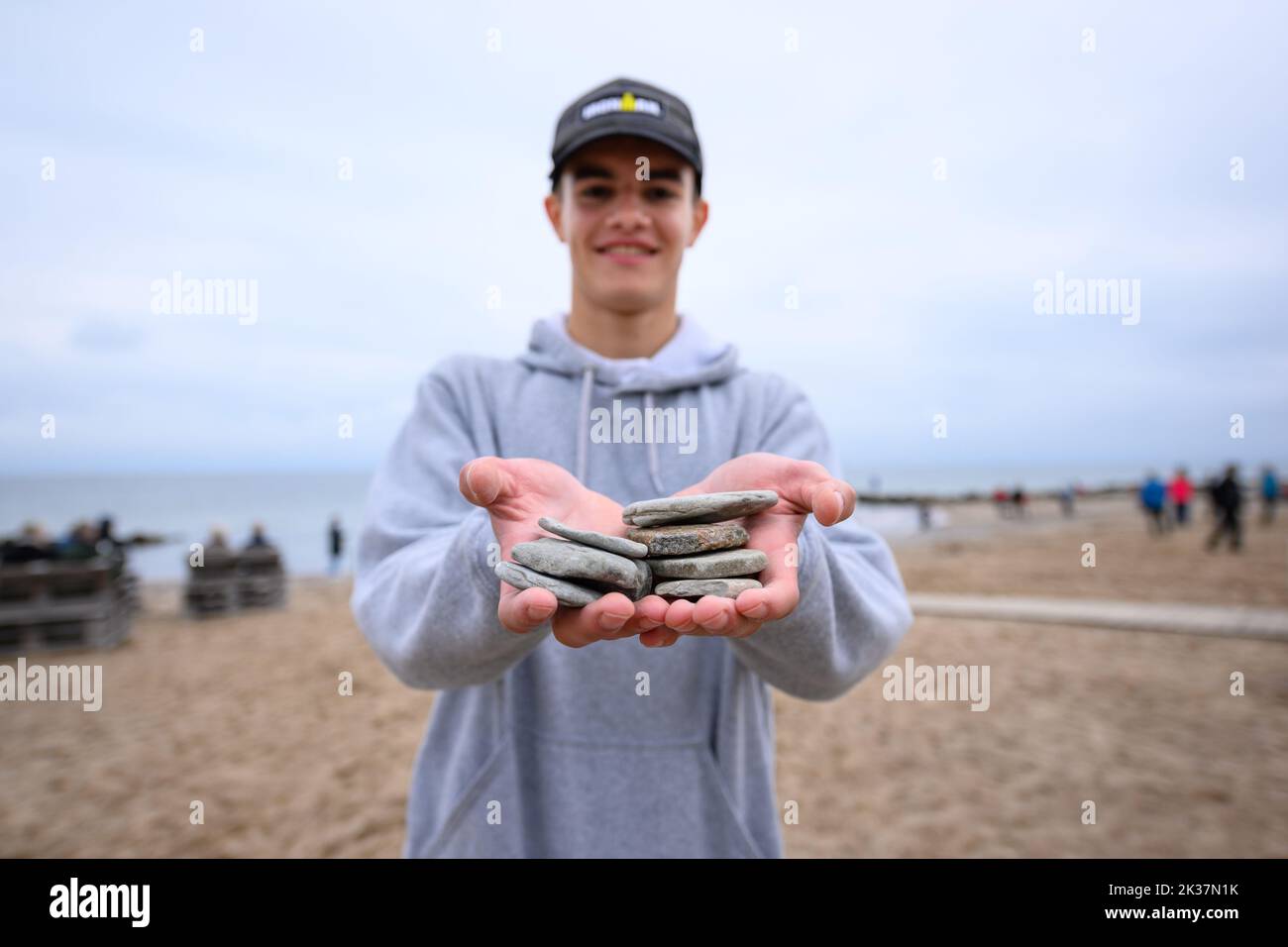 Brodersby, Deutschland. 25. September 2022. Linus Westphal zeigt seine eigens für den Wettbewerb gesammelten Steine. Die Ditsch-Weltmeisterschaft 5. fand in zwei Disziplinen am Ostseestrand von Schönhagen bei Kappeln statt. Quelle: Jonas Walzberg/dpa/Alamy Live News Stockfoto