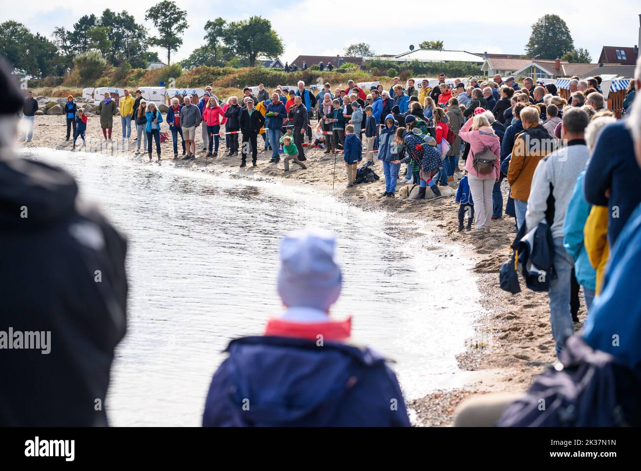 Brodersby, Deutschland. 25. September 2022. Zahlreiche Besucher besuchen die Kinderrunde der Disziplin 'Meister der tausend Sprünge'. Am Ostseestrand von Schönhagen bei Kappeln fand die Ditsch-Weltmeisterschaft 5. in zwei Disziplinen statt. Quelle: Jonas Walzberg/dpa/Alamy Live News Stockfoto