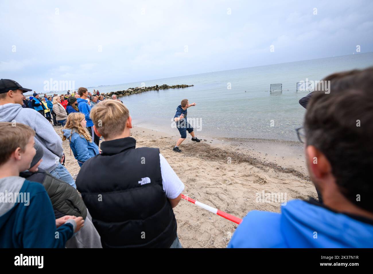 Brodersby, Deutschland. 25. September 2022. Ein Teilnehmer wirft während der Vorrunde der Disziplin „Meister der Genauigkeit“. Am Ostseestrand von Schönhagen bei Kappeln fand die Ditsch-Weltmeisterschaft 5. in zwei Disziplinen statt. Quelle: Jonas Walzberg/dpa/Alamy Live News Stockfoto
