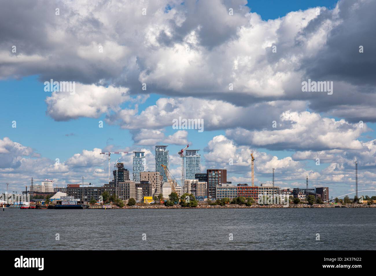 Neu erbautes Wohnviertel Sompasaari mit Kalasatama-Hochhäusern im Hintergrund in Helsinki, Finnland Stockfoto