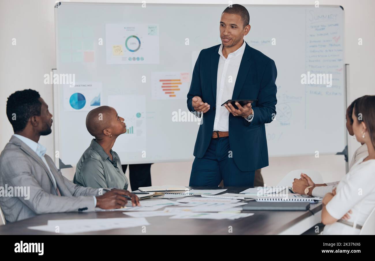 Unternehmensführung, Tablet-Präsentation und Geschäftstreffen für Analyse, Werkstattplanung und Teamwork im Büro. Manager im Gespräch Stockfoto