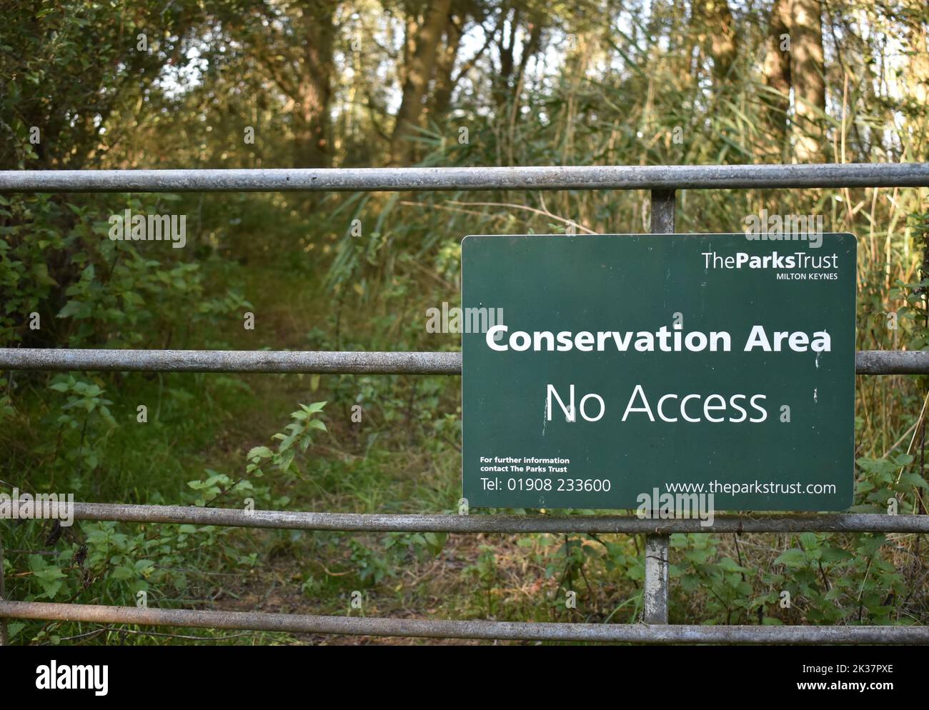 Melden Sie sich in einem Naturschutzgebiet in Milton Keynes an: 'Conservation Area No Access' mit Kopierbereich. Stockfoto