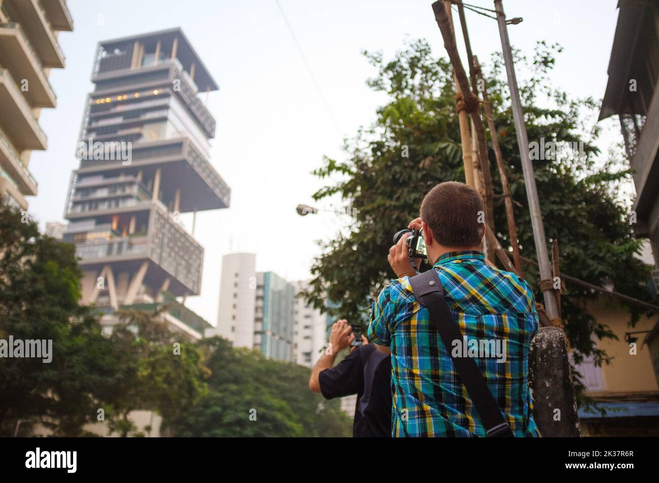 Ein kleiner Winkel von einem Touristen, der ein Foto vom Haus der Antilia Ambani in Mumbai macht Stockfoto