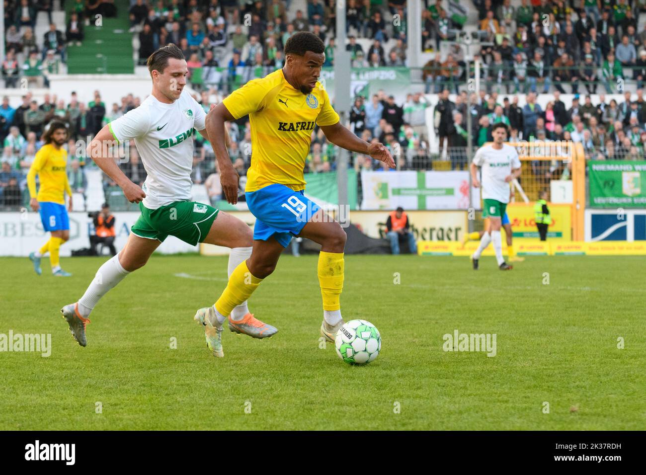 Eric Voufack (19 1. FC Lokomotive Leipzig) und Lucas Surek (11 Chemie Leipzig) beim Sachsenpokal 3.-Rundspiel zwischen Chemie Leipzig und 1. FC Lokomotive Leipzig im Alfred-Kunze-Sportpark, Leipzig. (Sven Beyrich/SPP) Stockfoto